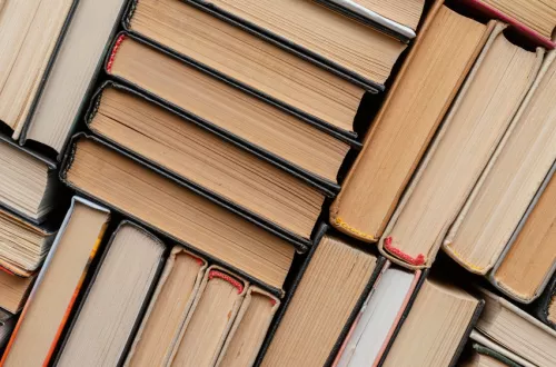 Introligator – zawód z tradycją. Na czym polega praca, zarobki i jak zostać specjalistą od oprawy książek