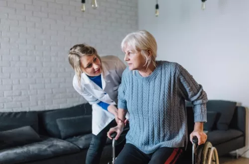 Opiekun medyczny — zawód, który daje pewną przyszłość w kraju i za granicą