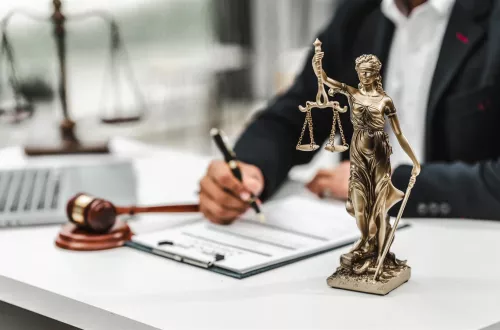 Znaczenie analizy literatury w pracach doktorskich z dziedziny prawa