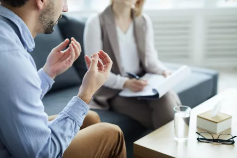 Czym zajmuje się psychoterapeuta i z jakimi problemami się do niego udać