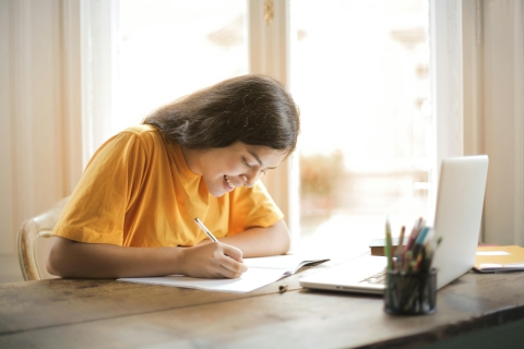 Studia czy kursy online Która ścieżka szybciej pomoże Ci rozwinąć karierę Studia czy kursy online Która ścieżka szybciej pomoże Ci rozwinąć karierę